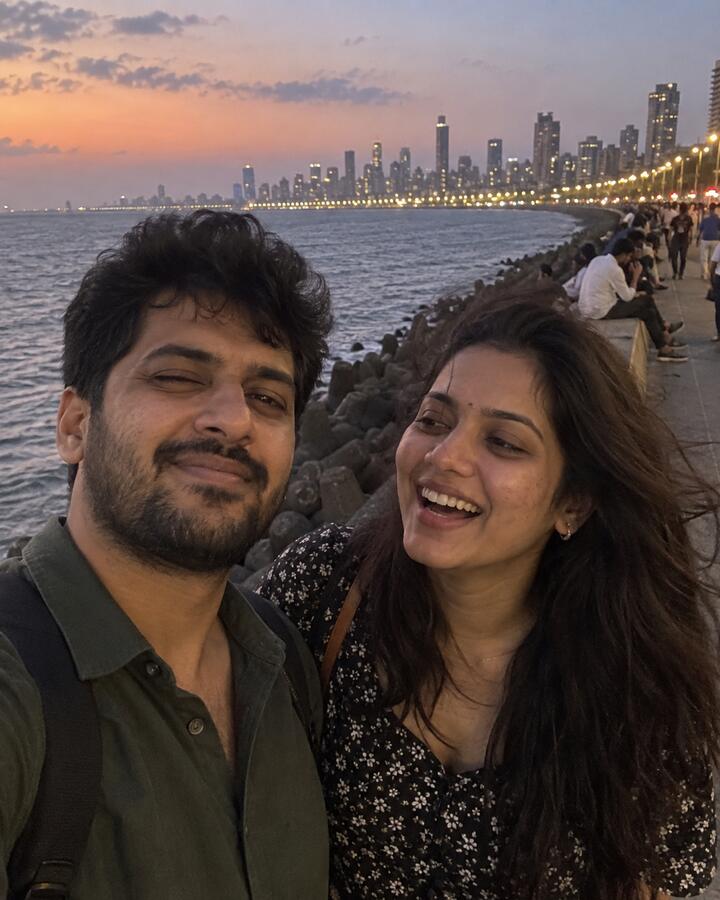 A couple taking a selfie on Marine Drive in Mumbai at dusk